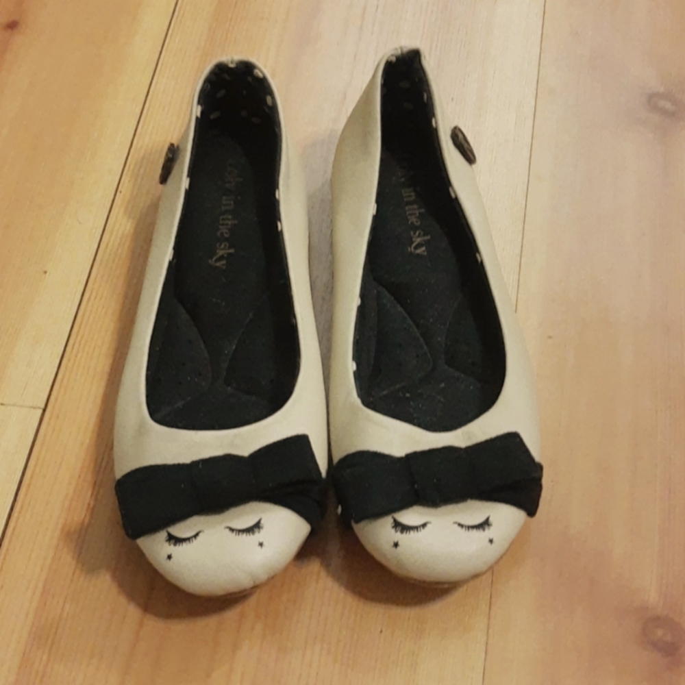 Cream colored Loly in the sky Flats